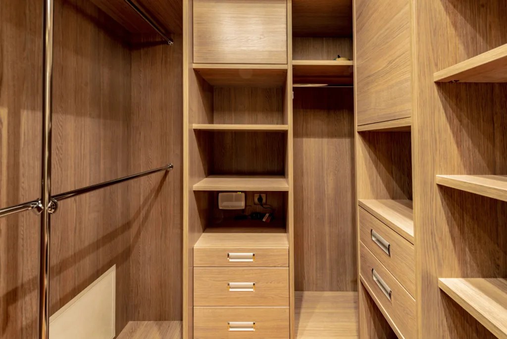 Custom closets Toronto installation in a modern bedroom